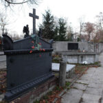 W początkowym okresie istnienia naszego cmentarza, stawiano często pomniki w kształcie tarcz herbowych(odlanych z żeliwa), ogrodzonych żeliwnym płotem.