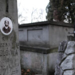 To przykład takiej mogiły. Józef Makonal/Joseph Macconall, chyba jedyny przykład wykonania 2 języcznej tarczy, w językach Polskim i Angielskim. Nagrobek z roku 1837. / Wojciech Habdas / Radio Kielce