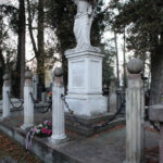 To przykład takiej mogiły. Józef Makonal/Joseph Macconall, chyba jedyny przykład wykonania 2 języcznej tarczy, w językach Polskim i Angielskim. Nagrobek z roku 1837. / Wojciech Habdas / Radio Kielce