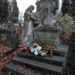 Kolejna tarcza herbowa, to mogiła Julii Popielickiej. Z inskrypcji dowiadujemy się że ta 25 letnia kobieta zmarła 20 maja 1841 roku, wraz z córką. / Wojciech Habdas / Radio Kielce