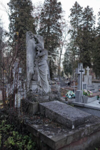 Kolejna tarcza herbowa, to mogiła Julii Popielickiej. Z inskrypcji dowiadujemy się że ta 25 letnia kobieta zmarła 20 maja 1841 roku, wraz z córką. / Wojciech Habdas / Radio Kielce