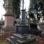 Kolejny grób to przykład łączenia różnych materiałów. Z marmuru wykonana jest podstawa, z kolei rzeźba wykonana z wapienia pińczowskiego znajduje się na żeliwnym postumencie. / Wojciech Habdas / Radio Kielce