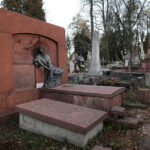 Kolejny grób to przykład łączenia różnych materiałów. Z marmuru wykonana jest podstawa, z kolei rzeźba wykonana z wapienia pińczowskiego znajduje się na żeliwnym postumencie. / Wojciech Habdas / Radio Kielce