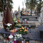 Kolejny grób to przykład łączenia różnych materiałów. Z marmuru wykonana jest podstawa, z kolei rzeźba wykonana z wapienia pińczowskiego znajduje się na żeliwnym postumencie. / Wojciech Habdas / Radio Kielce