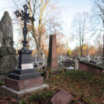 Działo się tak w rodzinach wielowyznaniowych. Przykładem takiej mogiły jest grób rodziny Karschów. / Wojciech Habdas / Radio Kielce