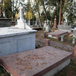 Nie wszyscy z pewnością zdają sobie sprawę, dlaczego niektóre nagrobki znajdują się nie tyle przy murze cmentarnym, co niejako w granicy pomiędzy cmentarzami.