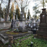 Działo się tak w rodzinach wielowyznaniowych. Przykładem takiej mogiły jest grób rodziny Karschów. / Wojciech Habdas / Radio Kielce