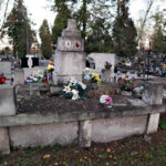 Rodzina Romiszewskich posiada także oryginalny nagrobek, z alegoriami nawiązującymi do antyku egipskiego. Nagrobek poddany był w ostatnich latach konserwacji. / Wojciech Habdas / Radio Kielce