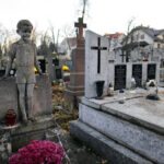 Mogiła Karola Rogalskiego, proboszcza z Czarncy, twórcy mauzoleum Czarnieckiego, które znajduje się w kościele w Czarncy. / Wojciech Habdas / Radio Kielce