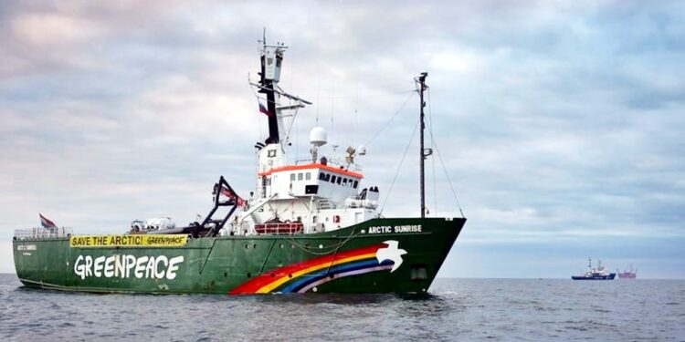 ROSJA: zmiana zarzutów wobec działaczy Greenpeace - Radio Kielce Statek Greenpeace Arctic Sunrise / www.greenpeace.org
