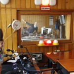 Dzień Dobry Dzieci z Kieleckim Teatrem Tańca - Realizator Arkadiusz Miller również tańczył za szybą. / Stanisław Blinstrub / Radio Kielce
