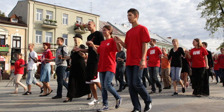 Dokładnie 100 dni zostało do finału SZLACHETNEJ PACZKI, dlatego wolontariusze, sportowcy i celebryci, na wzór maturzystów przygotowujących się do egzaminu dojrzałości, zatańczyli dziś w Kielcach poloneza. / Wojciech Habdas / Radio Kielce