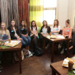 Pierwsze spotkanie dyskusyjne młodych ludzi w ramach projektu „Młodzieżowe Kawiarenki Obywatelskie” / Wojciech Habdas / Radio Kielce