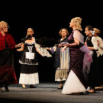 Sztuką Damy i huzary Aleksandra Fredry uczczą Dzień Edukacji Narodowej nauczyciele liceum imienia Hanki Sawickiej w Kielcach. / Wojciech Habdas / Radio Kielce