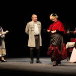 Sztuką Damy i huzary Aleksandra Fredry uczczą Dzień Edukacji Narodowej nauczyciele liceum imienia Hanki Sawickiej w Kielcach. / Wojciech Habdas / Radio Kielce