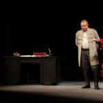 Sztuką Damy i huzary Aleksandra Fredry uczczą Dzień Edukacji Narodowej nauczyciele liceum imienia Hanki Sawickiej w Kielcach. / Wojciech Habdas / Radio Kielce