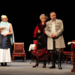 Sztuką Damy i huzary Aleksandra Fredry uczczą Dzień Edukacji Narodowej nauczyciele liceum imienia Hanki Sawickiej w Kielcach. / Wojciech Habdas / Radio Kielce