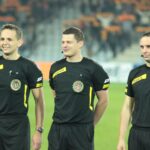 Jako arbiter główny spotkanie poprowadził Tomasz Musiał z Krakowa (w środku) / Krzysztof Żołądek / Radio Kielce