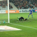 Przemysław Trytko zdobywa gola dla Korony / Krzysztof Żołądek / Radio Kielce