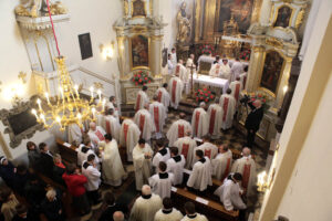 22.10.2013 Inauguracja roku akademickiego w Wyższym Seminarium Duchownym. Oficjalną część poprzedziła Msza Święta w Kościele Świętej Trójcy. / Wojciech Habdas / Radio Kielce