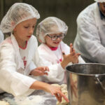 Wizyta w Piekarni Pod Telegrafem. Dzień Dobry Dzieci (27.10.2013.) / Wojciech Habdas / Radio Kielce