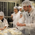 Wizyta w Piekarni Pod Telegrafem. Dzień Dobry Dzieci (27.10.2013.) / Wojciech Habdas / Radio Kielce