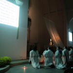 31.10.2013. Noc Świętych. Przed dniem Wszystkich Świętych, Duszpasterstwo Młodzieży Diecezji Kieleckiej zorganizowało czuwanie i modlitwę w parafii św. Franciszka / Wojciech Habdas / Radio Kielce