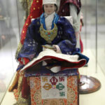 3.10.2013 Wystawa "Lalki - prezenty w odpowiedzi na listy" w Muzeum Zabawek i Zabawy. Lalka od Dalajlamy / Wojciech Habdas / Radio Kielce