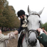 Hubertus Świętokrzyski w Tokarni. Bożentyna Pałka-Koruba wręcza nagrodę zwycięzcy pogoni za lisem. / Wojciech Habdas / Radio Kielce