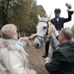 Hubertus Świętokrzyski w Tokarni. Bożentyna Pałka-Koruba wręcza nagrodę zwycięzcy pogoni za lisem. / Wojciech Habdas / Radio Kielce