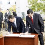 Podpisanie Aktu Erekcyjnego przez wicewojewodę Grzegorza Dziubka / Stanisław Blinstrub / Radio Kielce