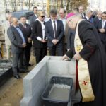 Specjalną kapsułę w między cegły włożył bp Kazimierz Ryczan. / Stanisław Blinstrub / Radio Kielce