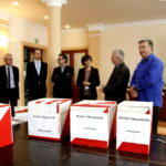 Tuż przed otwarciem urn / Kamil Król / Radio Kielce