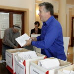 Karty do glosowania prezentuje radny Władysław Burzawa / Kamil Król / Radio Kielce