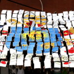 Herb papieski ułożony z kartonów w III LO imienia Norwida w Kielcach / Kamil Król / Radio Kielce