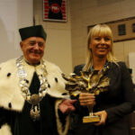 Inauguracja nowego roku akademickiego na Politechnice. Minister rozwoju regionalnego Elżbieta Bieńkowska ze statuetką od rektora Politechniki profesora Stanisława Adamczaka / Kamil Król / Radio Kielce