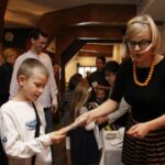 Przed spektaklem dzieci otrzymywały upominki / Radio Kielce