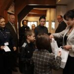 Przed spektaklem dzieci otrzymywały upominki / Radio Kielce