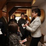 Przed spektaklem dzieci otrzymywały upominki / Radio Kielce