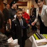 Przed spektaklem dzieci otrzymywały upominki / Radio Kielce