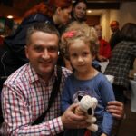 Przed spektaklem dzieci otrzymywały upominki / Radio Kielce