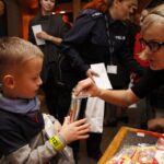 Przed spektaklem dzieci otrzymywały upominki / Radio Kielce