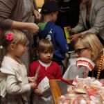 Przed spektaklem dzieci otrzymywały upominki / Radio Kielce