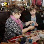 Dzierganie szalików w kawiarni Wesoła Kawka / Kamil Król / Radio Kielce