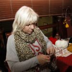 Dzierganie szalików w kawiarni Wesoła Kawka / Kamil Król / Radio Kielce