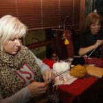 Dzierganie szalików w kawiarni Wesoła Kawka / Kamil Król / Radio Kielce