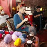 Dzierganie szalików w kawiarni Wesoła Kawka / Kamil Król / Radio Kielce