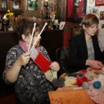 Dzierganie szalików w kawiarni Wesoła Kawka / Kamil Król / Radio Kielce