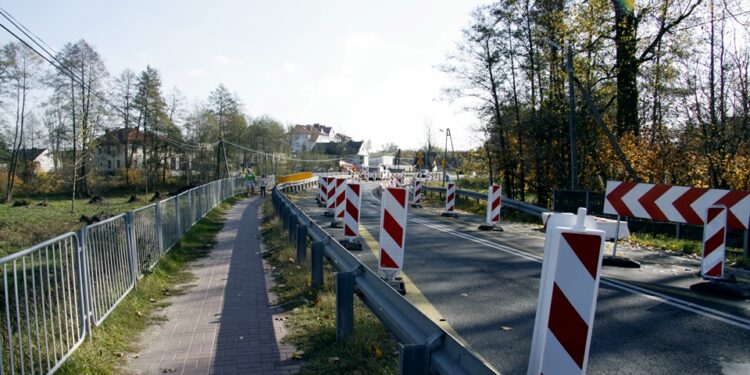 Budowa tymczasowego mostu w Woli Jachowej / Stanisław Blinstrub / Radio Kielce