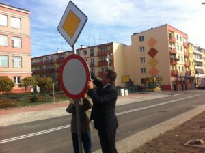 Ulica Polna w Ostrowcu ponownie przejezdna. Olbrzymią dziurę w jezdni udało się zasypać / Teresa Czajkowska / Radio Kielce